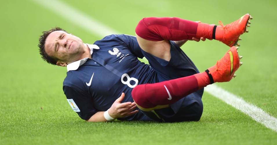 Mathieu Valbuena, da França, fica no chão após receber falta na partida contra Honduras no Beira-Rio