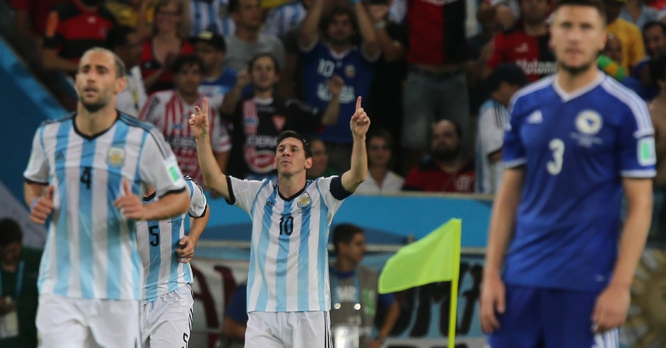 Messi comemora após marcar belo gol no Maracanã, o segundo da Argentina contra a Bósnia