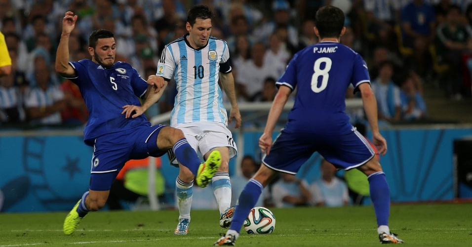 Messi encara marcação dupla da Bósnia na vitória argentina por 2 a 1 no Maracanã