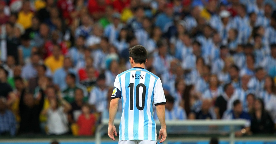 Messi ficou apagado no primeiro tempo, mas na segunda etapa marcou um belo gol e ajudou a Argentina a vencer por 2 a 1