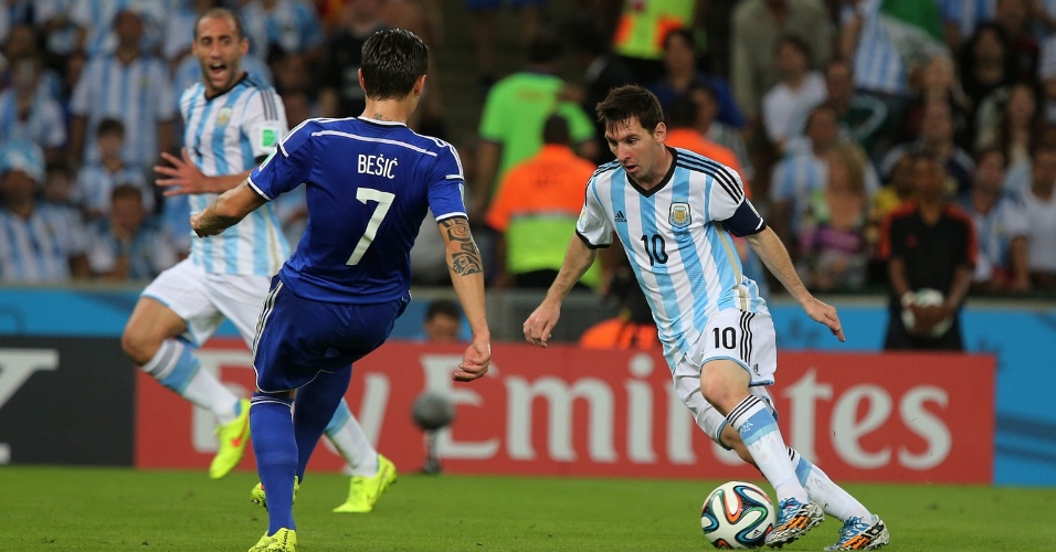 Messi parte para cima da marcação bósnia na estreia das seleções na Copa do Mundo