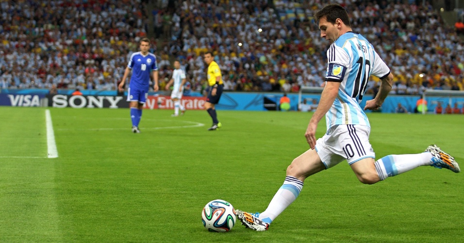 Messi se prepara para cobrar falta que originou o primeiro gol da Argentina contra a Bósnia-Herzegóvina