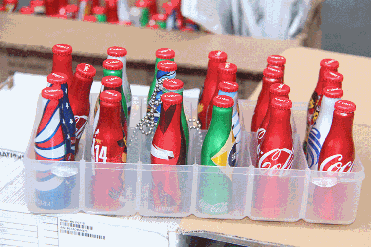 Miniaturas de garrafas personalizadas da Coca Cola para Copa do Mundo, também são ofertadas nesse local