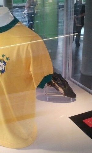 Museu tem diversas camisas utilizadas por Pelé no decorrer da carreira