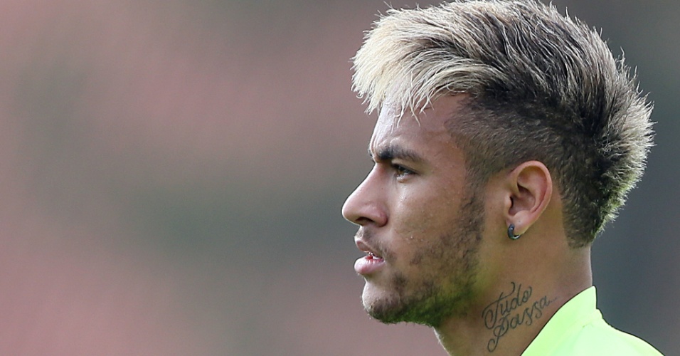 Neymar aparece para treinar com o cabelo diferente; ele cortou ao estilo 'moicano' e ainda pintou de loiro