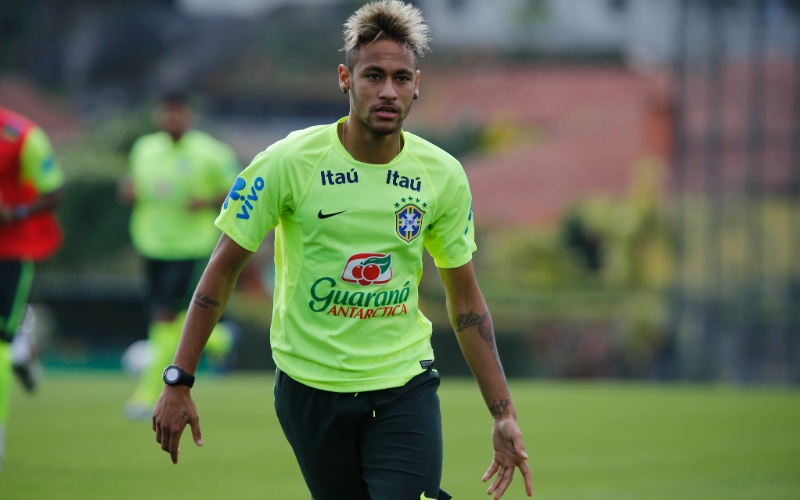 Neymar e os titulares enfrentaram os reservas na atividade deste domingo da seleção brasileira