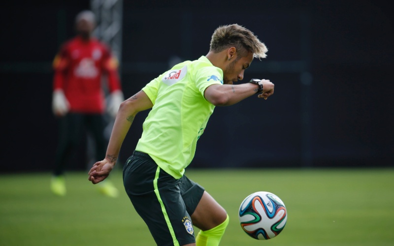 Neymar mostra sua habilidade durante o treino deste domingo da seleção brasieira
