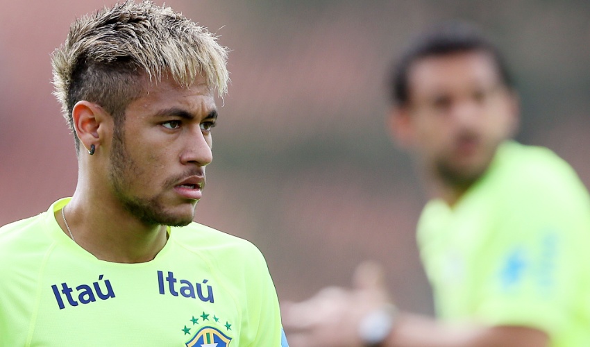 Neymar muda o visual e aparece de cabelos loiros e a lateral da cabeça raspada no treino da seleção neste domingo, na preparação para o segundo jogo da seleção na Copa, contra o México