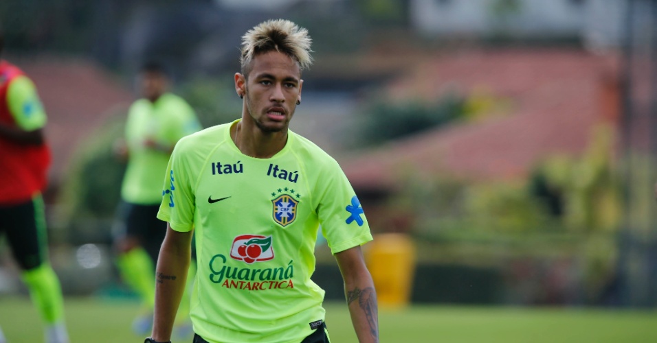 Neymar muda o visual e aparece de cabelos loiros e a lateral da cabeça raspada no treino da seleção neste domingo, na preparação para o segundo jogo da seleção na Copa, contra o México