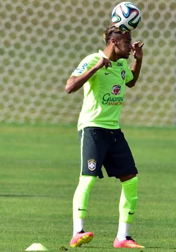 Neymar muda o visual e aparece de cabelos loiros no treino da seleção neste domingo, na preparação para o segundo jogo da seleção na Copa, contra o México