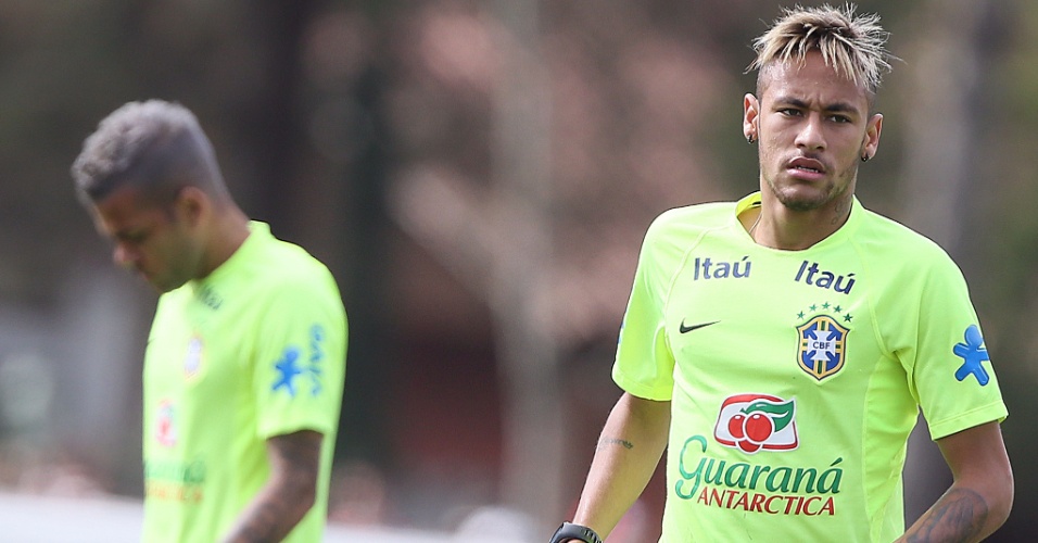 Neymar participa do treino da seleção, que teve um coletivo com titulares enfrentando reservas