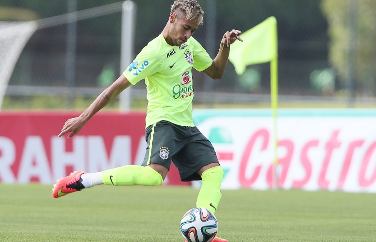 Neymar participa do treino da seleção, que teve um coletivo com titulares enfrentando reservas
