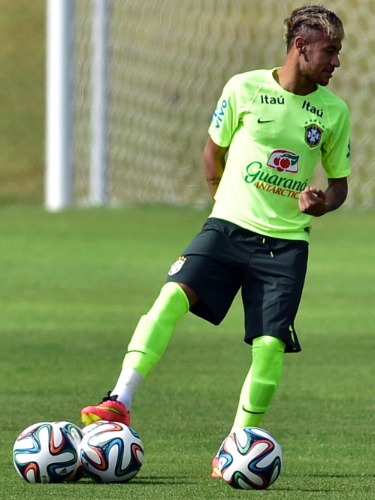 Neymar sorri e se mostra descontraído no treino deste domingo. O atacante surpreendeu e apareceu com novo visual: tom loiro no cabelo e cabeça raspada nas laterais