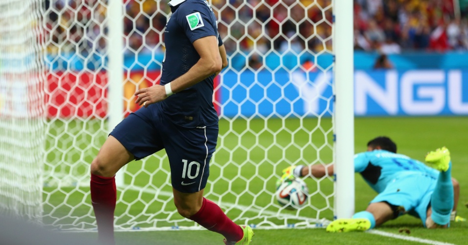 Noel Valladares tenta, mas não impede bola de entrar em seu gol; o 2° da França foi o primeiro validado na Copa com ajuda da tecnologia