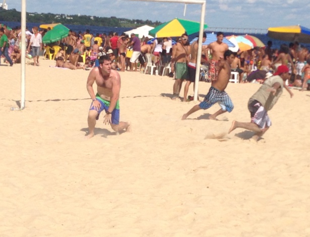 O americano Frank Wilson em mais uma tentativa frustrada de fazer um gol em jogo com brasileiros em Manaus