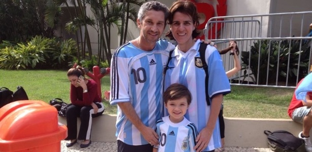 O casal Renato e Fabiana e o filho Rodrigo Gomes são brasileiros apaixonados pela seleção argentina