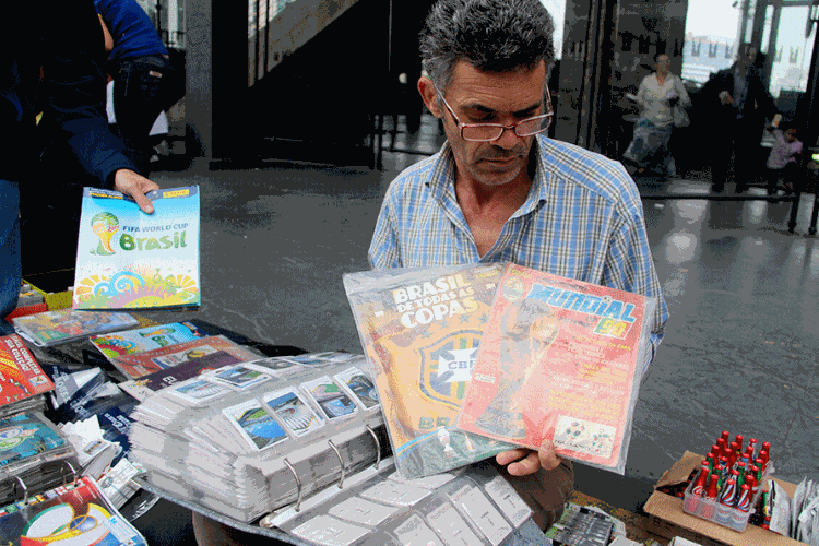 O colecionador e comerciante Jose Ferreira exibe dois álbuns raros, o da Copa de 70 chega a valer R$ 1 mil