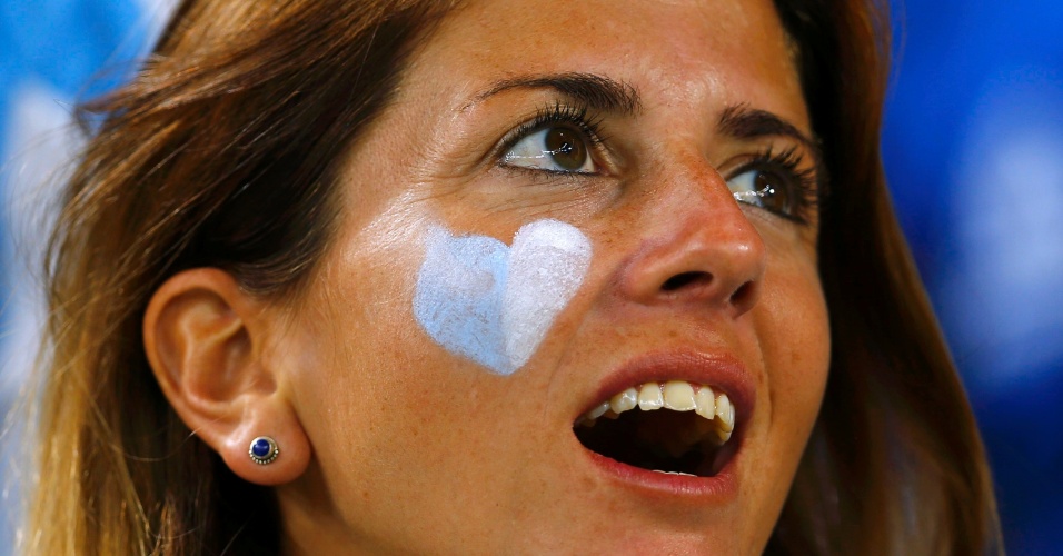 O que será que a torcedora argentina viu no Maracanã para ficar de boca aberta?