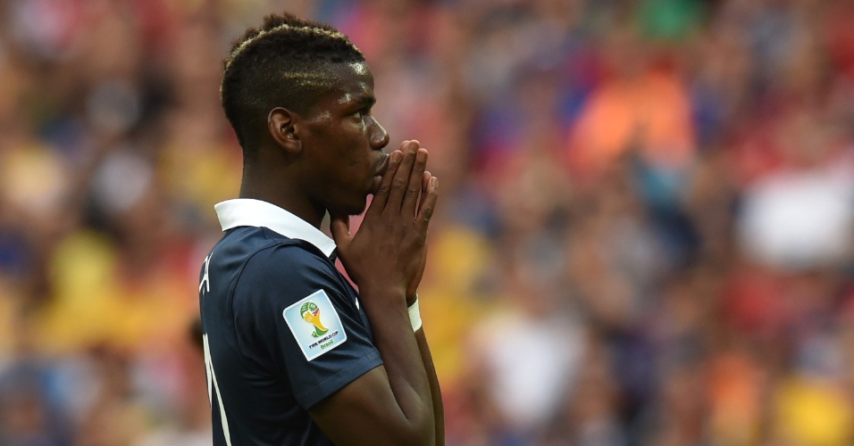 Pogba lamenta uma das muitas chances perdidas pela França no 1° tempo contra Honduras