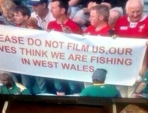 "Por favor não nos filme, nossas esposas acham que estamos pescando em Gales"