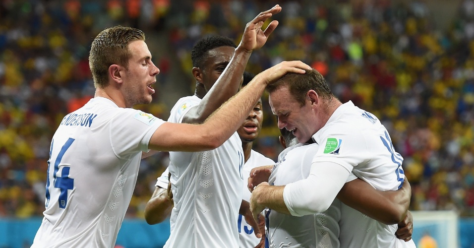 Rooney é abraçado por companheiros da seleção inglesa após fazer a jogada do gol de Sturridge contra a Itália