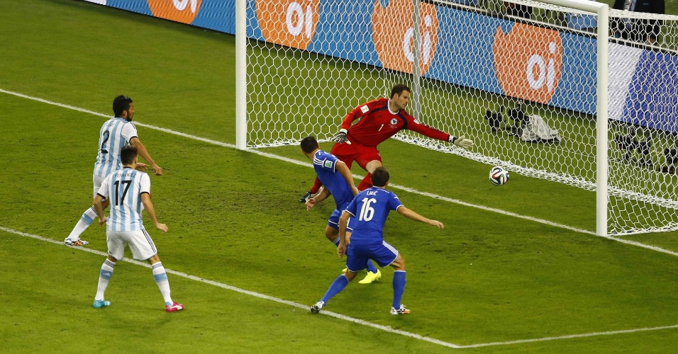Sead Kolasinac faz gol contra e coloca a Argentina na frente do placar contra a Bósnia no Maracanã