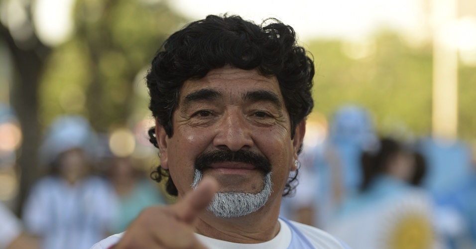 Sósia de Maradona espera a estreia da Argentina na Copa do Mundo, contra a Bósnia-Herzegóvina, no Maracanã