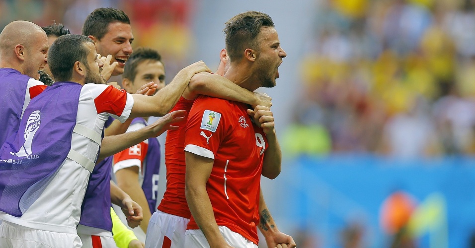 Suíços comemoram gol da vitória contra o Equador marcado por Haris Seferovic pelo grupo E da Copa do Mundo