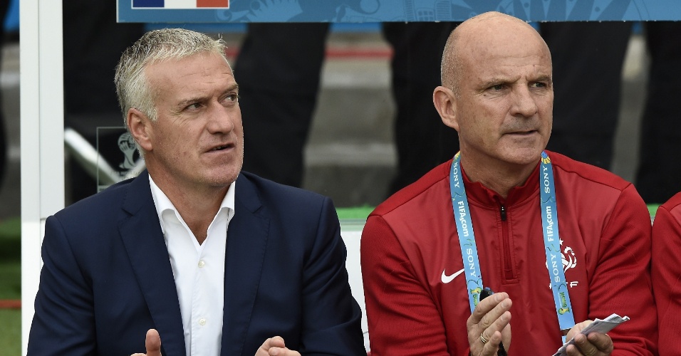 Técnico Didier Deschamps (e) aplaude time francês durante o duelo contra Honduras