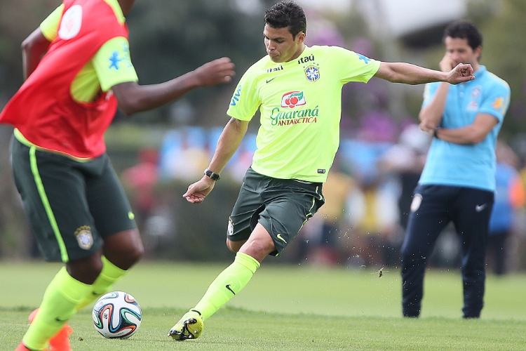 Thiago Silva tenta lançamento durante o coletivo da seleção neste domingo