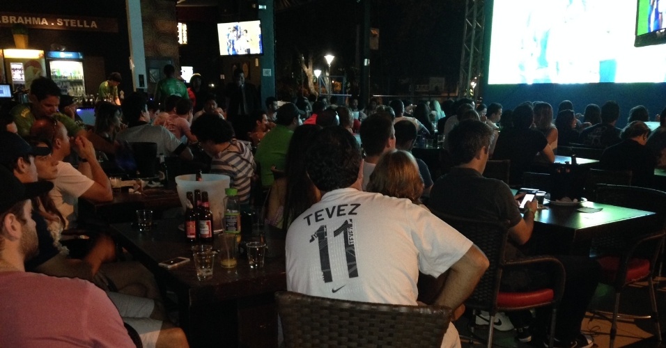 Torcedor marca presença em bar de Cuiabá com camisa de Carlitos Tévez, que não foi convocado