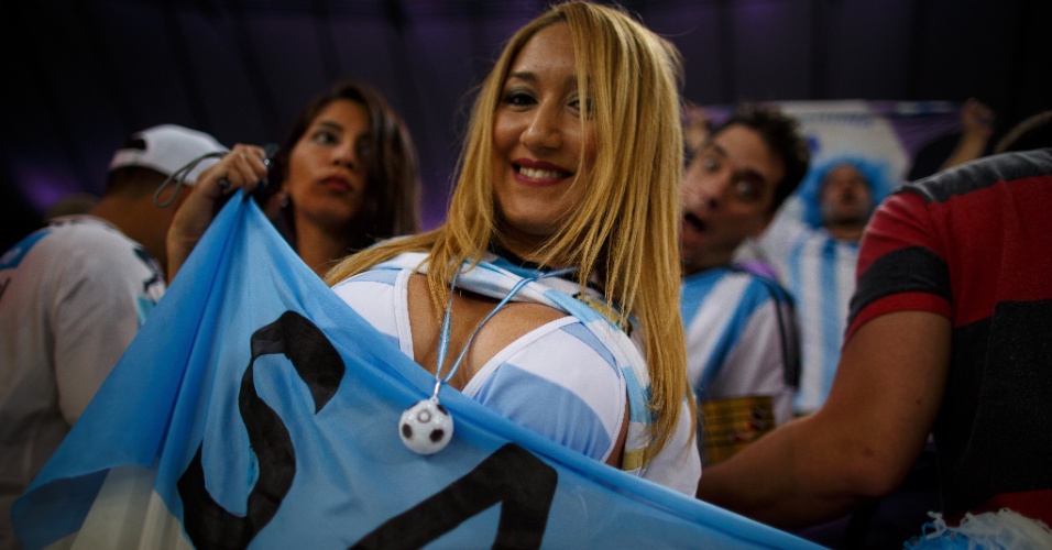 Torcedora comemora a vitória argentina sobre a Bósnia por 2 a 1