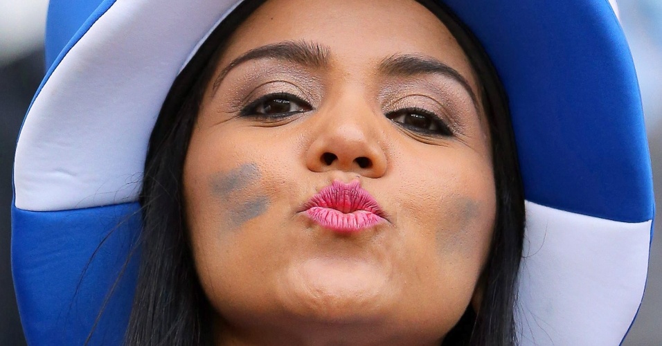 Torcedora faz pose e manda beijo para a câmera antes de partida entre França e Honduras, no Beira-Rio