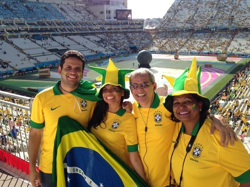 Torcedores brasileiros acompanhando a abertura da Copa. Mande sua foto no Itaquerão: use a hashtag #uolnacopa no Instagram ou Twitter. Você também pode enviar um WhatsApp para (11) 94288.3664