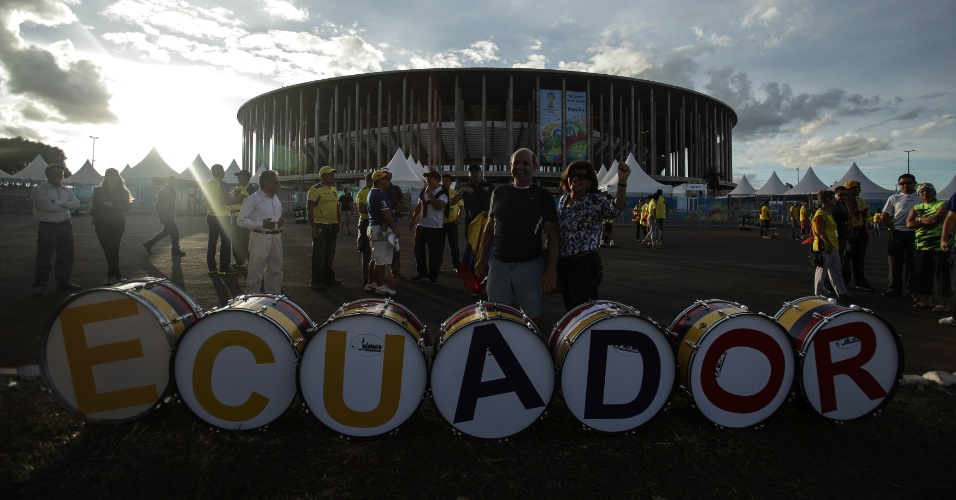 Torcedores do Equador chegam cedo ao estádio Mané Garrincha para a partida contra a Suíça
