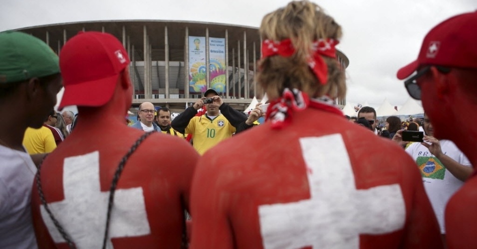 Torcedores suíços marcam presença no estádio Mané Garrincha para a estreia contra o Equador