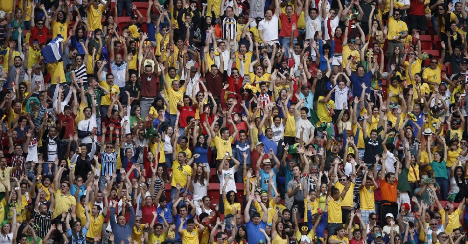 Torcida presente no estádio Mané Garrincha faz ola para animar partida entre Suíça e Equador