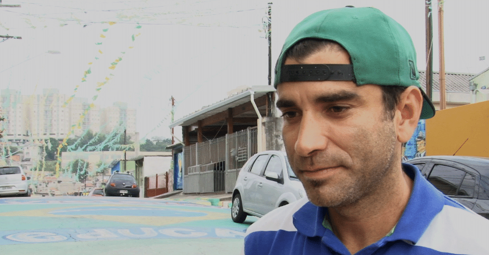 Valdir Pereira, morador da rua Geraldo Alves de Carvalho, enfeitada e premiada pela decoração de Copa do Mundo em São Paulo