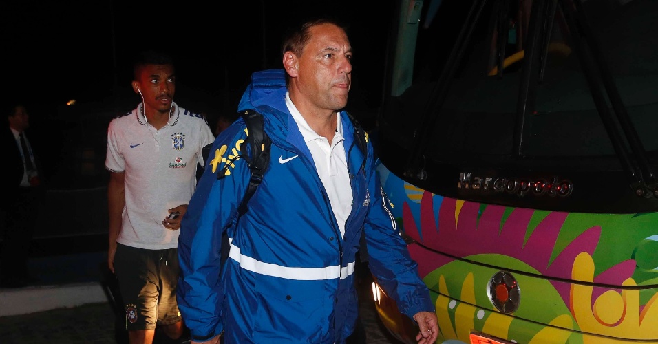 15. jun. 2014 - Comissão técnica da seleção brasileira desembarcou em Fortaleza nesta noite de domingo (15)