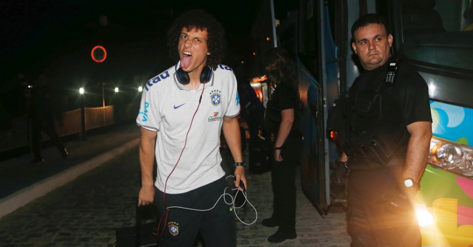 15. jun. 2014 - David Luiz faz careta na chegada da seleção a Fortaleza