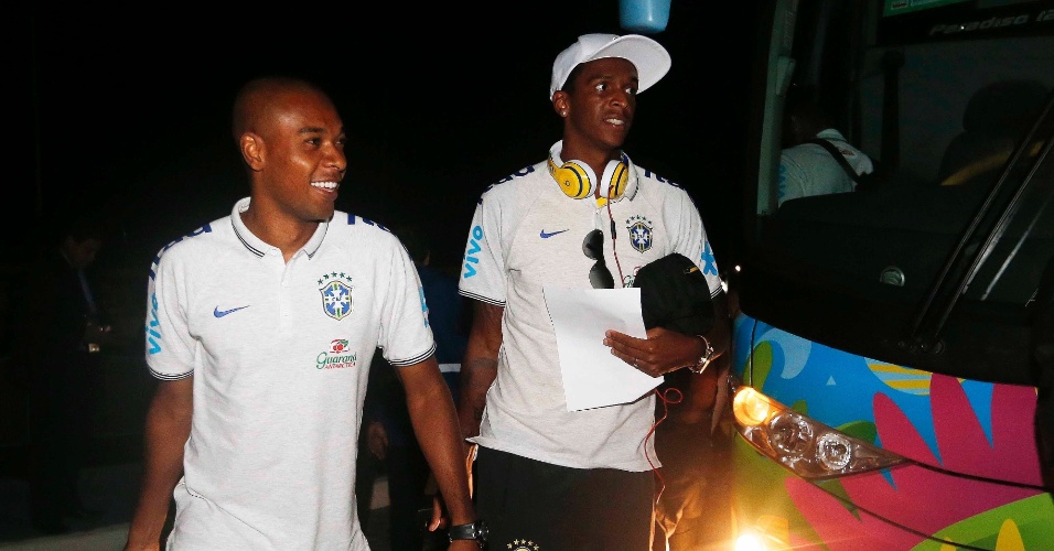 15. jun. 2014 - Fernandinho e Jô chegam com a seleção a Fortaleza
