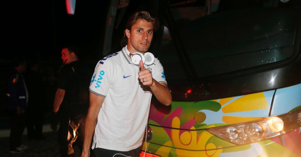 15. jun. 2014 - Henrique faz sinal de positivo na chegada da seleção brasileira em Fortaleza