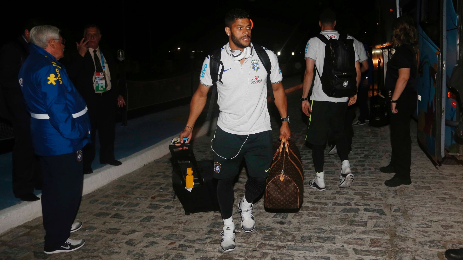 15. jun. 2014 - Hulk carrega suas malas na chegada em Fortaleza