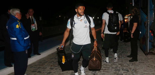 15. jun. 2014 - Hulk carrega suas malas na chegada em Fortaleza