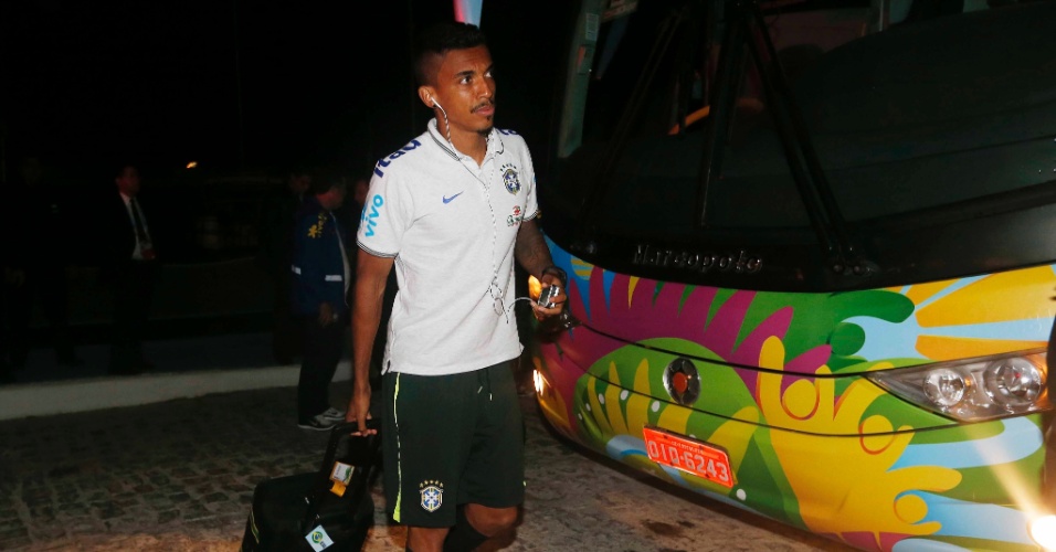 15. jun. 2014 - Luiz Gustavo sai do ônibus na chegada em Fortaleza