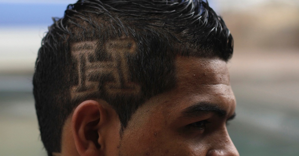 15.jun.2014 - Este torcedor de Honduras mostrou que é fanático até a cabeça