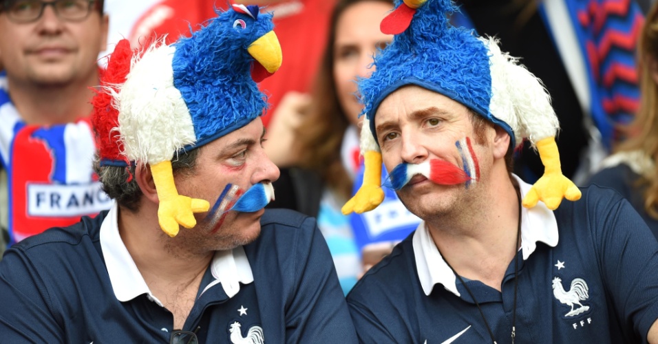 15.jun.2014 - Estes franceses não bateram cabeça, mas exibem com orgulho seus galos. Ah, e ostentam bigodes nas cores da bandeira francesa