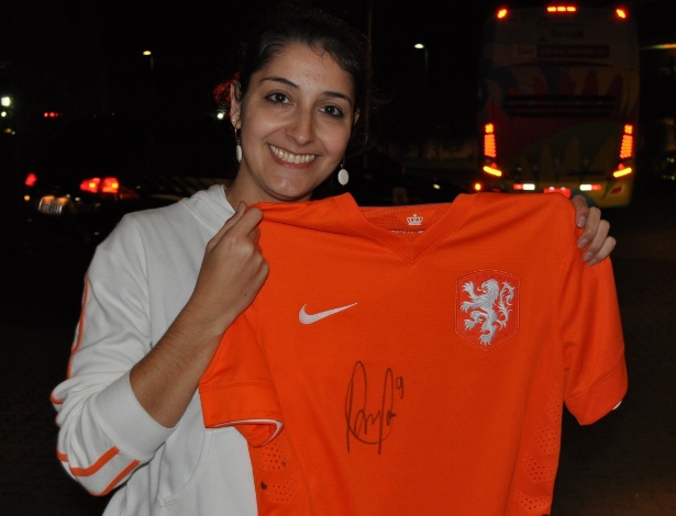 Ana Antunes ostenta camisa autografada por Robin Van Persie na chegada da delegação holandesa
