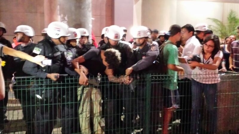 16.06.14 - Homem é contido pela polícia durante protesto contra a Copa em Natal