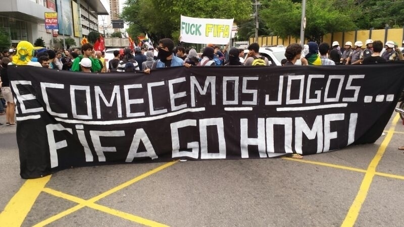 16.06.14 - Manifestantes em Natal ironizam em faixa: "Que comecem os jogos... Fifa Go Home"